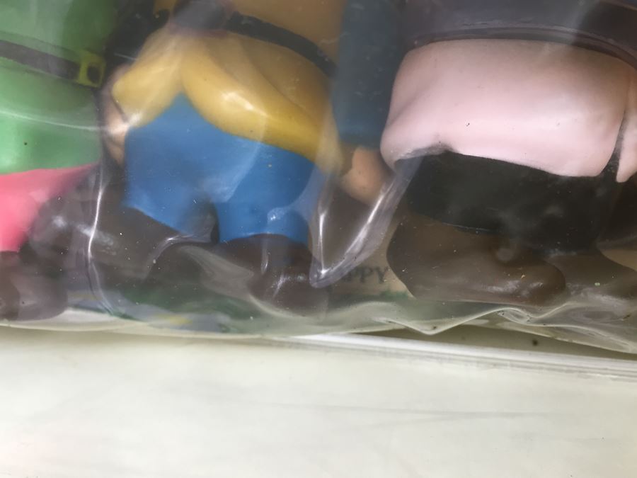 Disney's Snow White And The Seven Dwarfs All Seven Dwarfs With Snow White Vinyl Toys In Original Packaging [Photo 13]