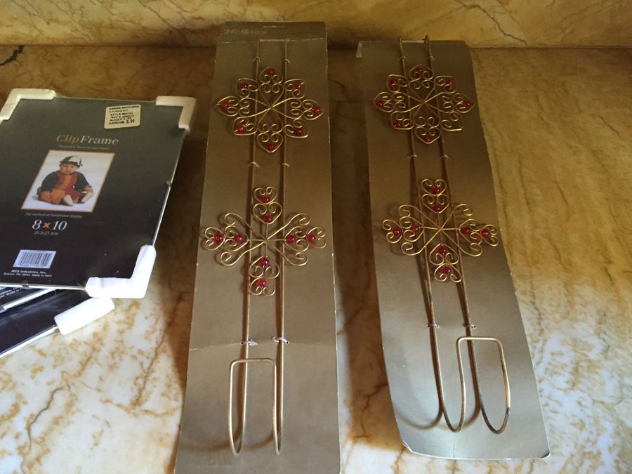 8 X 10 Picture Frames And Holiday Decoration Lot [Photo 3]