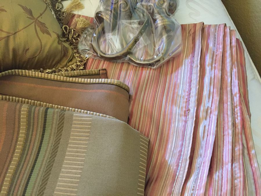 King Size Comforter And Pillow Lot [Photo 12]