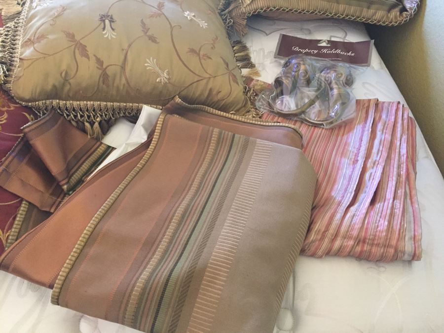 King Size Comforter And Pillow Lot [Photo 10]
