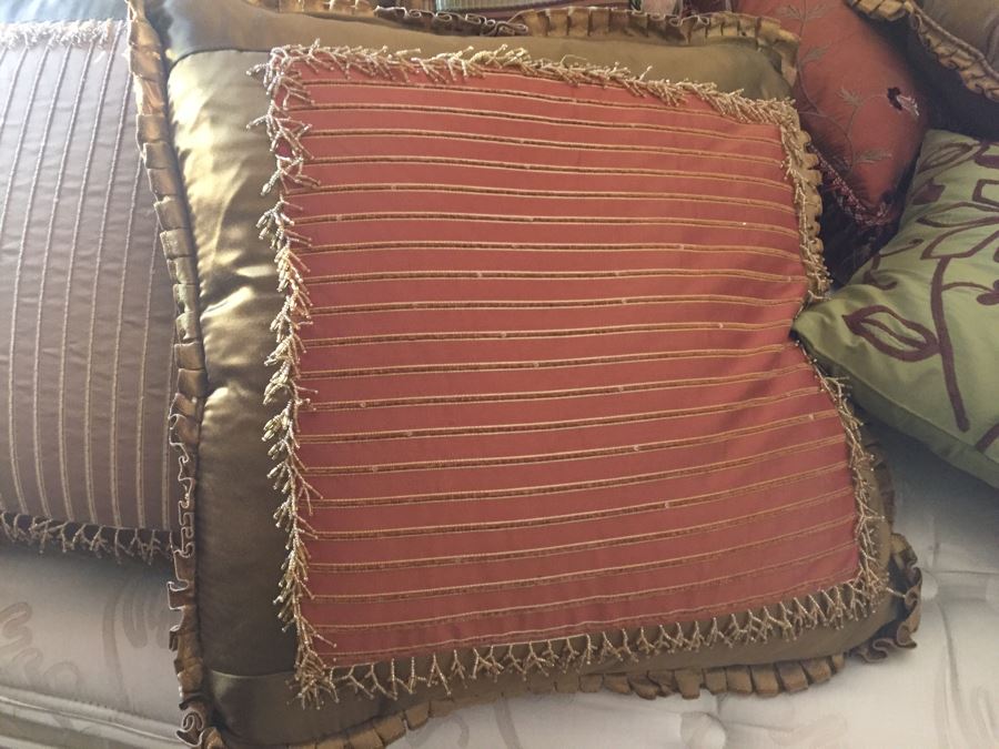 King Size Comforter And Pillow Lot [Photo 4]