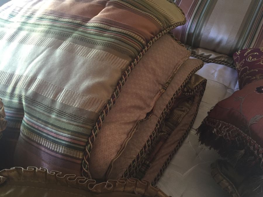King Size Comforter And Pillow Lot [Photo 6]