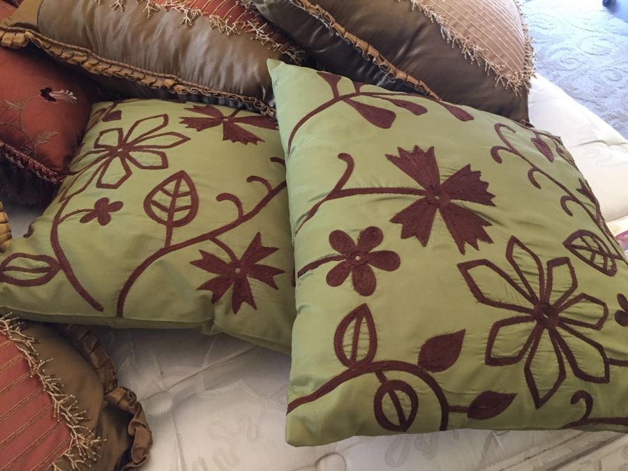 King Size Comforter And Pillow Lot [Photo 5]