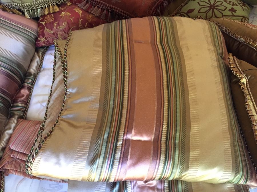 King Size Comforter And Pillow Lot [Photo 9]