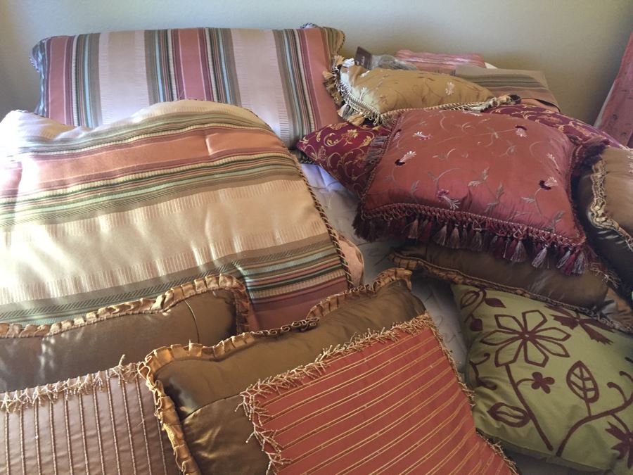 King Size Comforter And Pillow Lot [Photo 13]