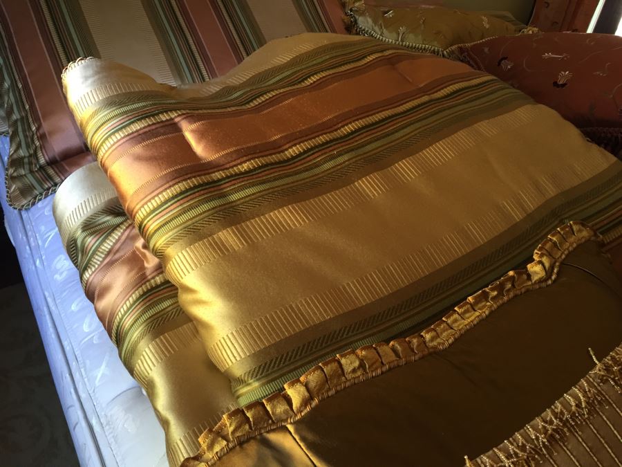 King Size Comforter And Pillow Lot [Photo 7]