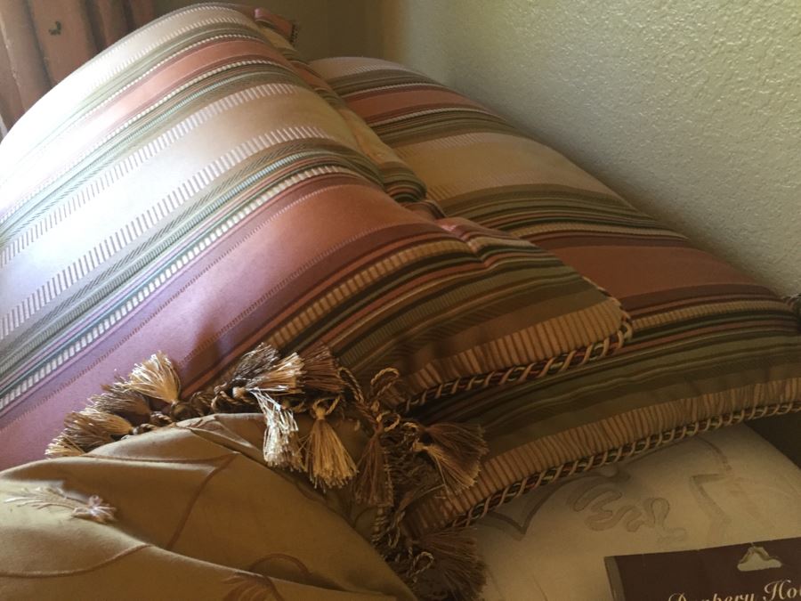 King Size Comforter And Pillow Lot [Photo 14]