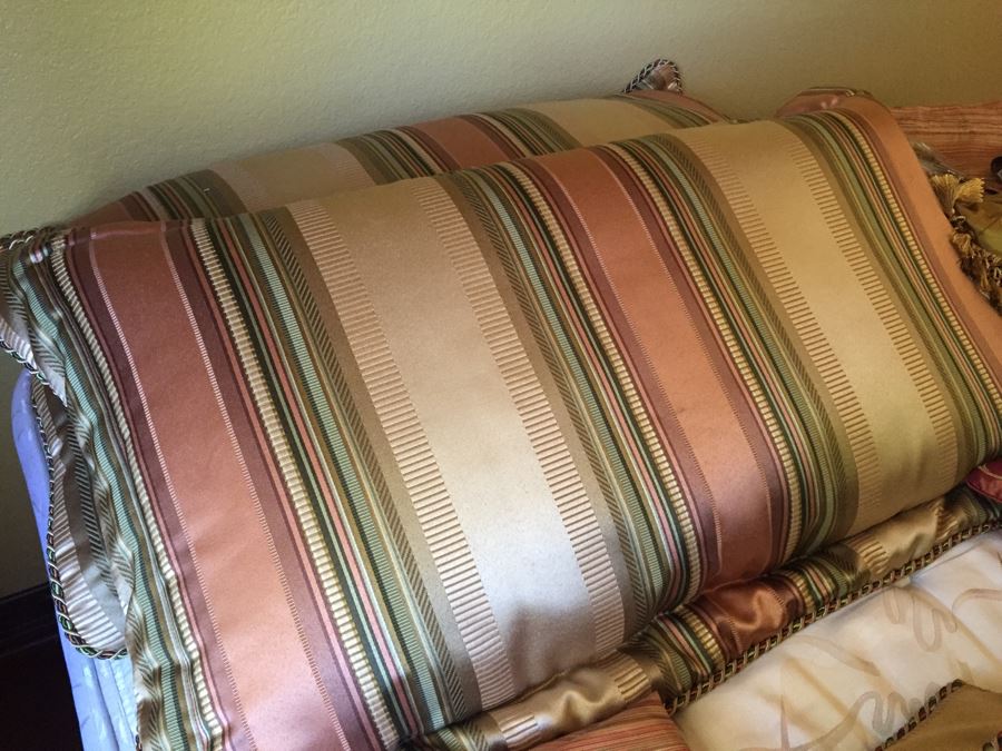 King Size Comforter And Pillow Lot [Photo 8]