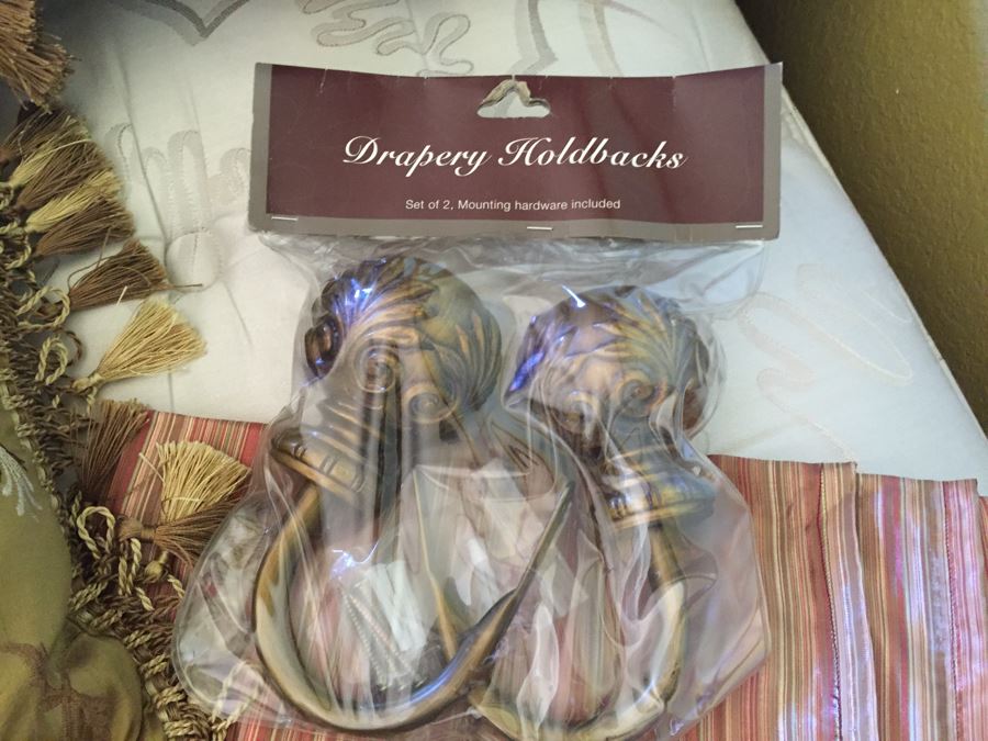 King Size Comforter And Pillow Lot [Photo 11]