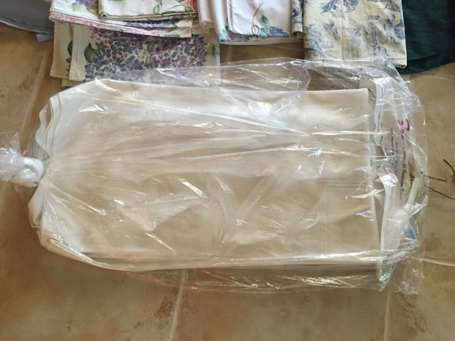 Huge Lot Of Over 10 Tablecloths [Photo 16]