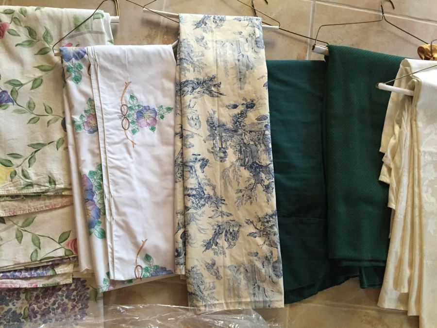 Huge Lot Of Over 10 Tablecloths [Photo 9]