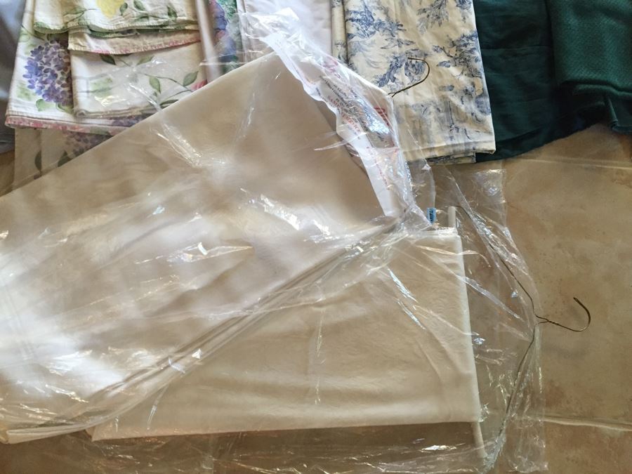 Huge Lot Of Over 10 Tablecloths [Photo 17]