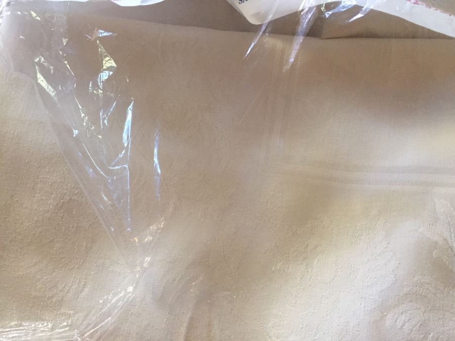 Huge Lot Of Over 10 Tablecloths [Photo 18]