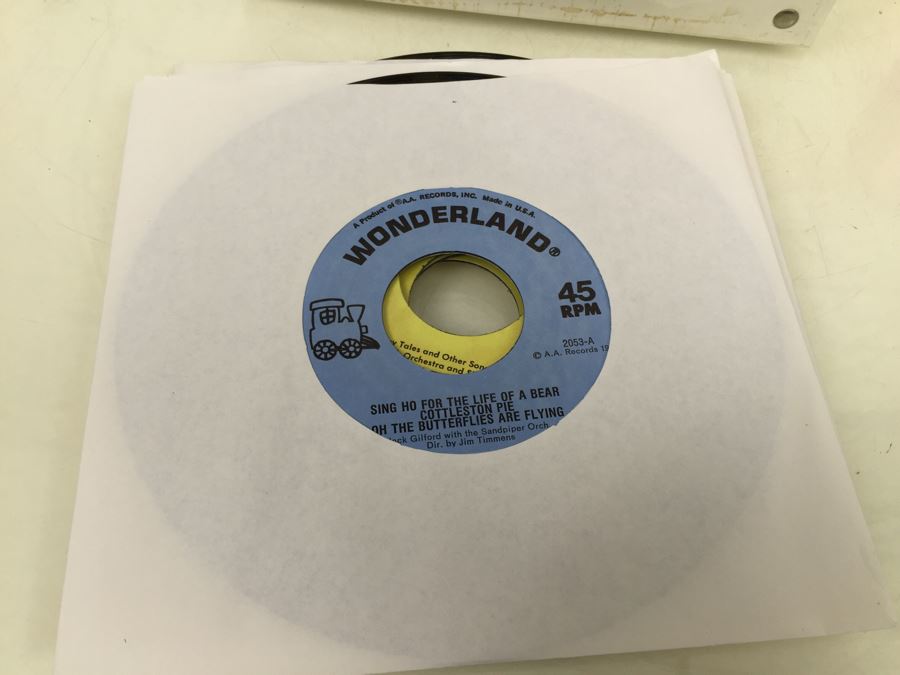 Winnie The Pooh And Tigger, Too 45 RPM Record Carrying Case With (5) 45RPM Records New Old Stock [Photo 3]