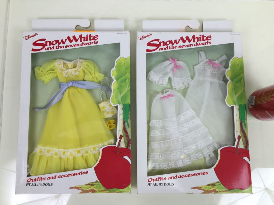 Pair Of Disney Snow White And The Seven Dwarfs Outfits And Accessories 11 1/2' Doll New In Box Vintage The Walt Disney Company Bikin [Photo 1]