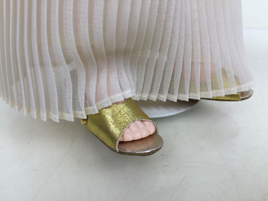 Vintage Madame Alexander 'Cleopatra' Doll With Stand [Photo 14]