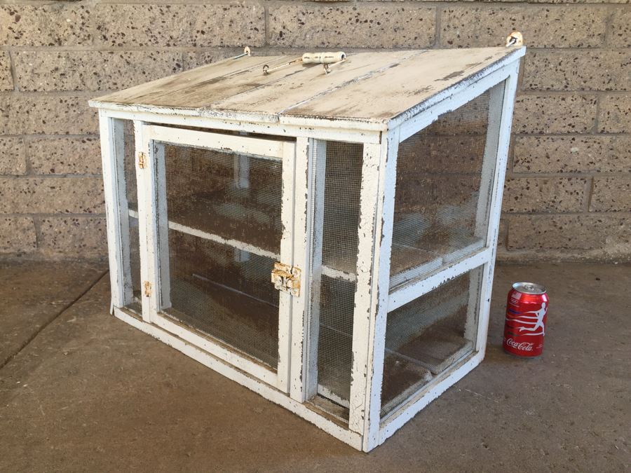 Shabby Chic Two Tier Enclosed Chicken Wire Coop [Photo 2]