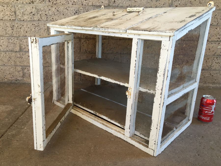 Shabby Chic Two Tier Enclosed Chicken Wire Coop [Photo 3]