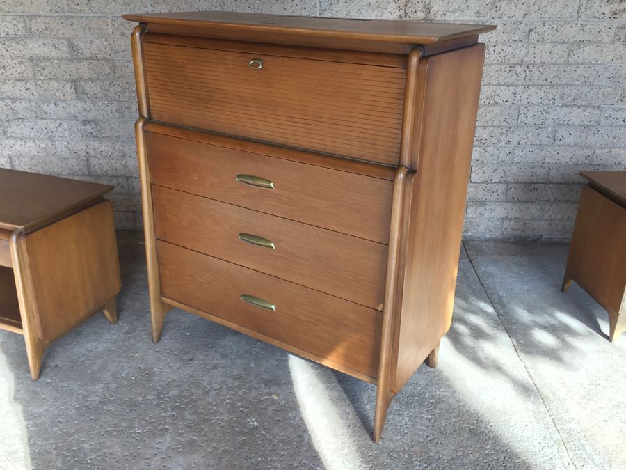 John Van Koert For Drexel Mid-Century Modern Projection Series Gentleman's Dresser Chest Of Drawers With Built In Mirror And Pair Of Drexel Nightstands [Photo 16]