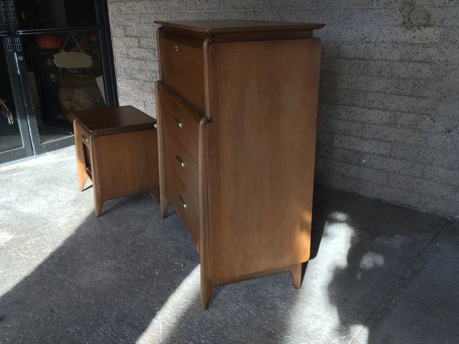 John Van Koert For Drexel Mid-Century Modern Projection Series Gentleman's Dresser Chest Of Drawers With Built In Mirror And Pair Of Drexel Nightstands [Photo 15]