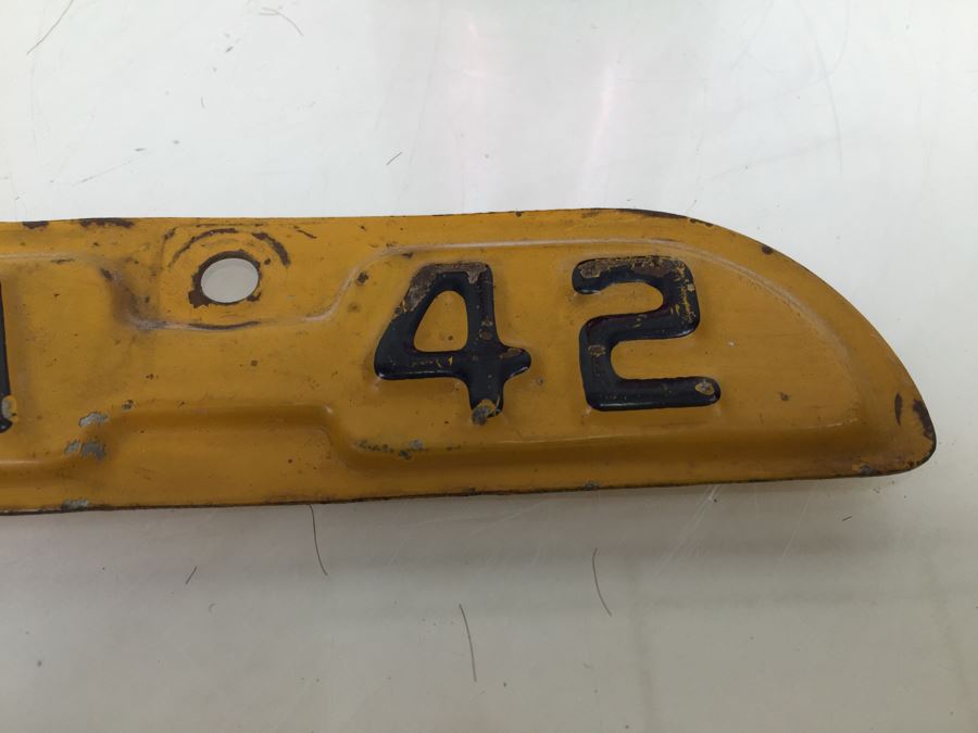 Vintage 1942 CALIFORNIA Yellow Vehicle Registration License Plate [Photo 3]