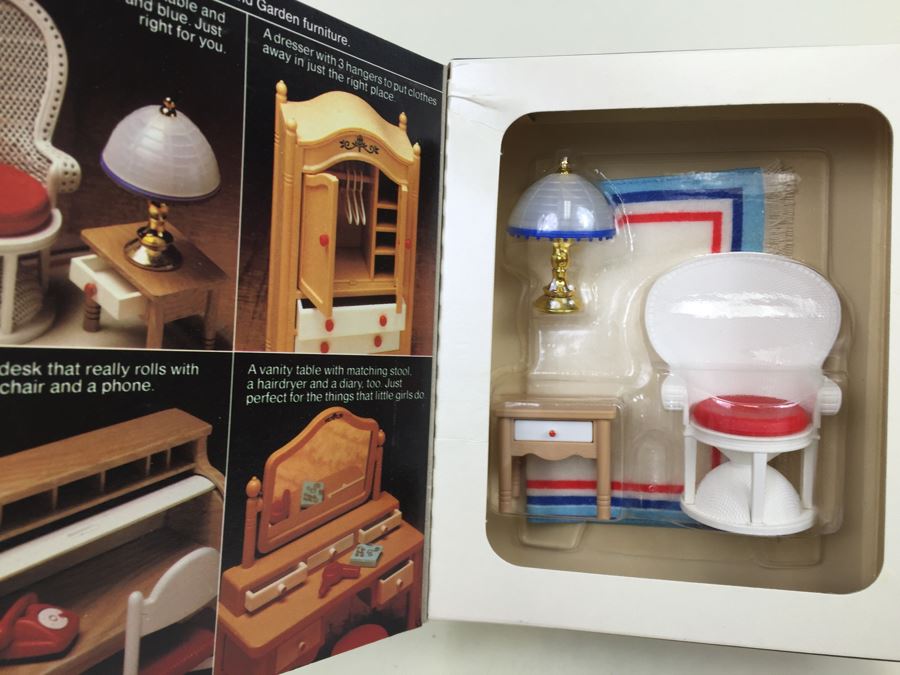 Smaller Homes And Garden Peacock Chair, Rug, Night Table And Lamp TOMY 2410 New In Box Vintage  [Photo 3]