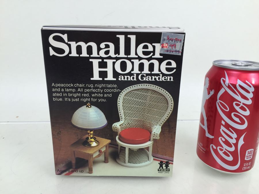 Smaller Homes And Garden Peacock Chair, Rug, Night Table And Lamp TOMY 2410 New In Box Vintage  [Photo 1]
