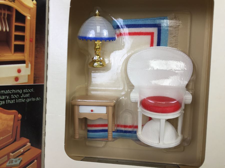 Smaller Homes And Garden Peacock Chair, Rug, Night Table And Lamp TOMY 2410 New In Box Vintage  [Photo 5]