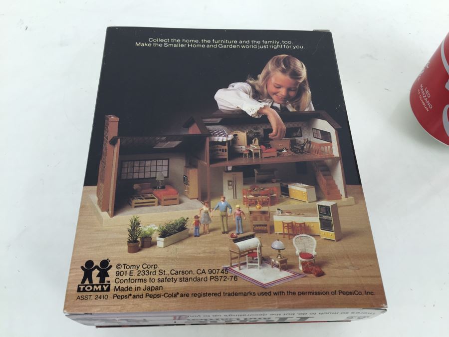 Smaller Homes And Garden Peacock Chair, Rug, Night Table And Lamp TOMY 2410 New In Box Vintage  [Photo 6]