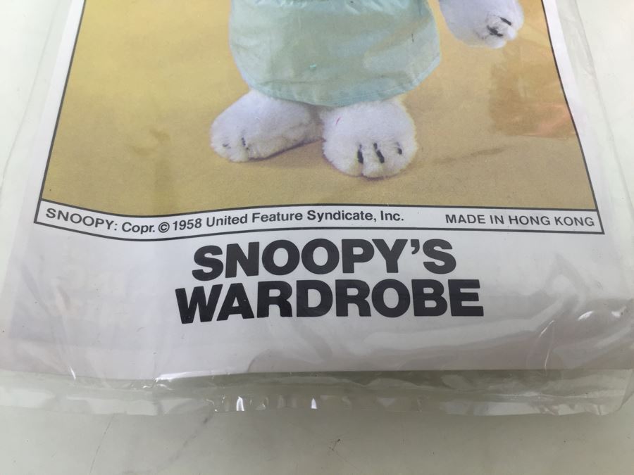 Vintage Clothes For SNOOPY Plush Dog MD Doctor Scrubs New In Packaging [Photo 5]