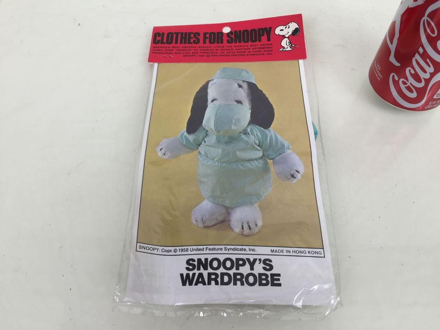 Vintage Clothes For SNOOPY Plush Dog MD Doctor Scrubs New In Packaging [Photo 1]