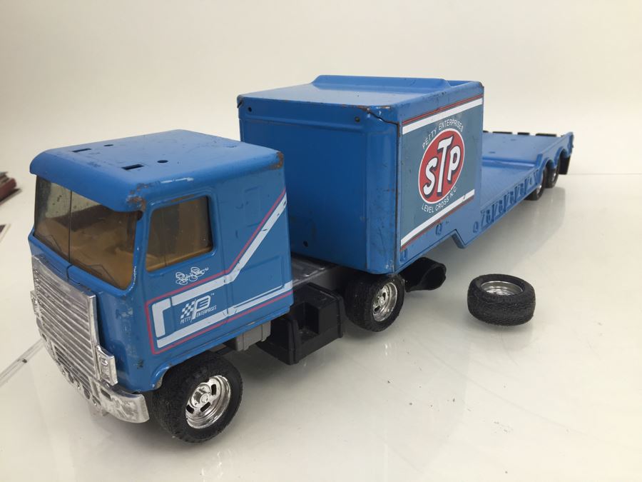 Vintage ERTL Richard Petty STP Semi Truck And Trailer With Broken Wheel [Photo 10]