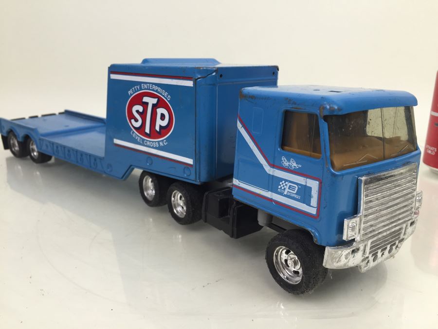Vintage ERTL Richard Petty STP Semi Truck And Trailer With Broken Wheel [Photo 6]