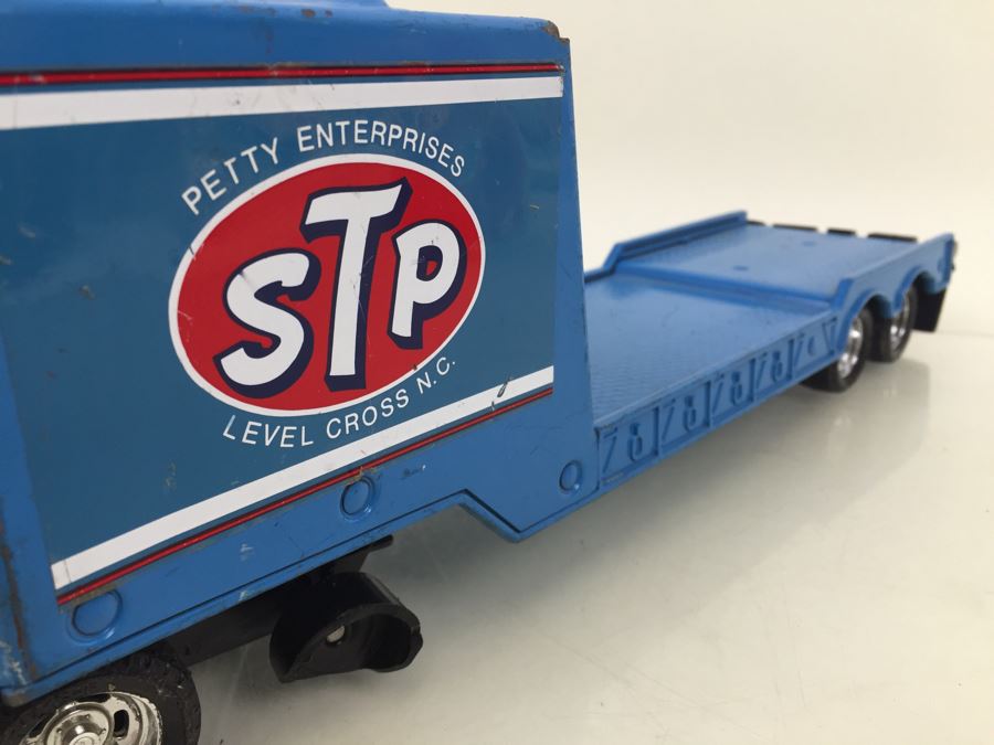 Vintage ERTL Richard Petty STP Semi Truck And Trailer With Broken Wheel [Photo 14]