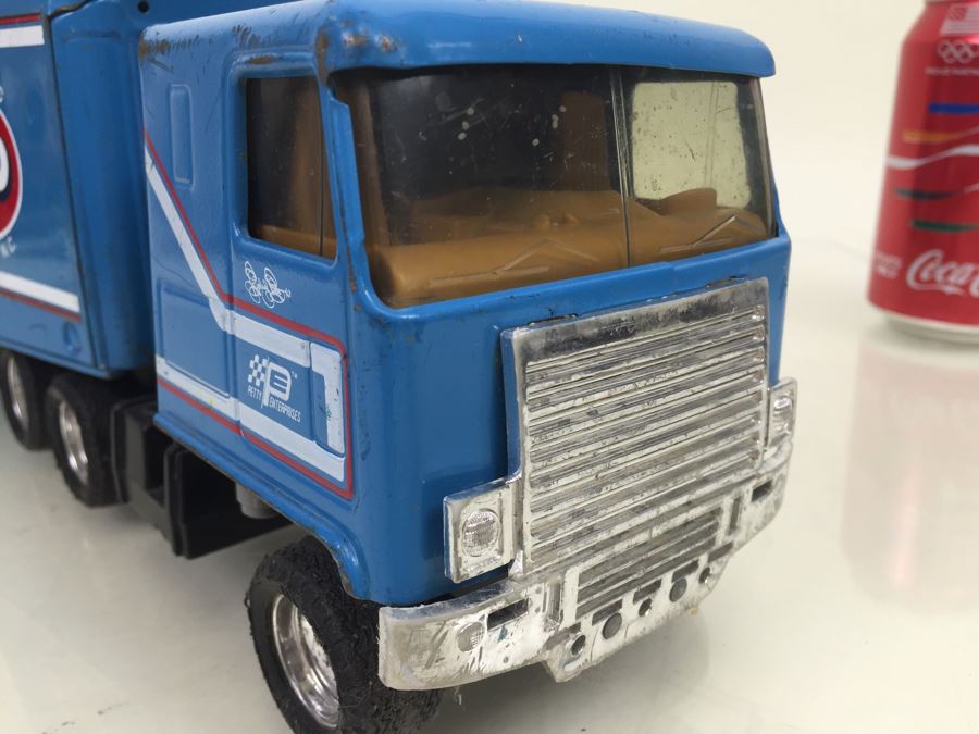 Vintage ERTL Richard Petty STP Semi Truck And Trailer With Broken Wheel [Photo 7]