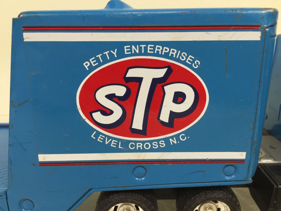 Vintage ERTL Richard Petty STP Semi Truck And Trailer With Broken Wheel [Photo 4]