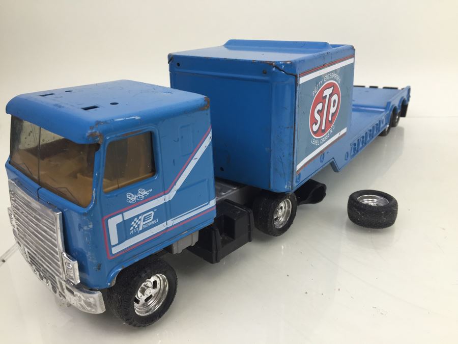 Vintage Ertl Richard Petty Stp Semi Truck And Trailer With Broken Wheel