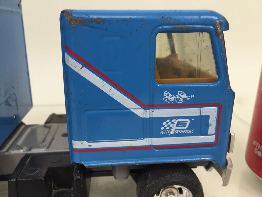 Vintage ERTL Richard Petty STP Semi Truck And Trailer With Broken Wheel [Photo 5]