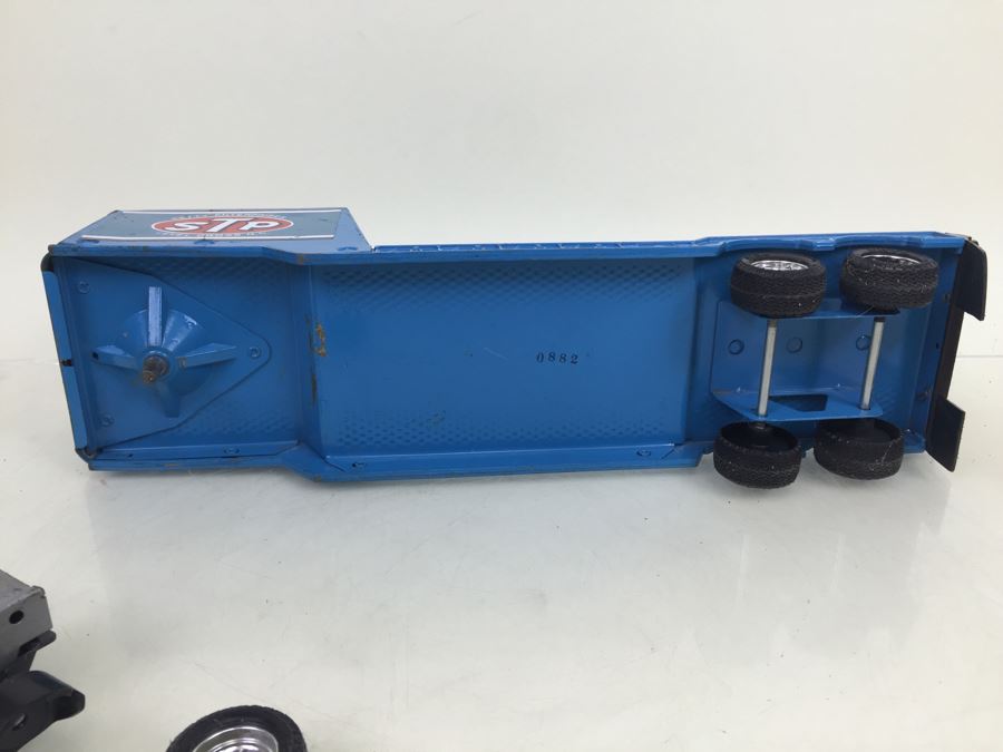 Vintage ERTL Richard Petty STP Semi Truck And Trailer With Broken Wheel [Photo 16]