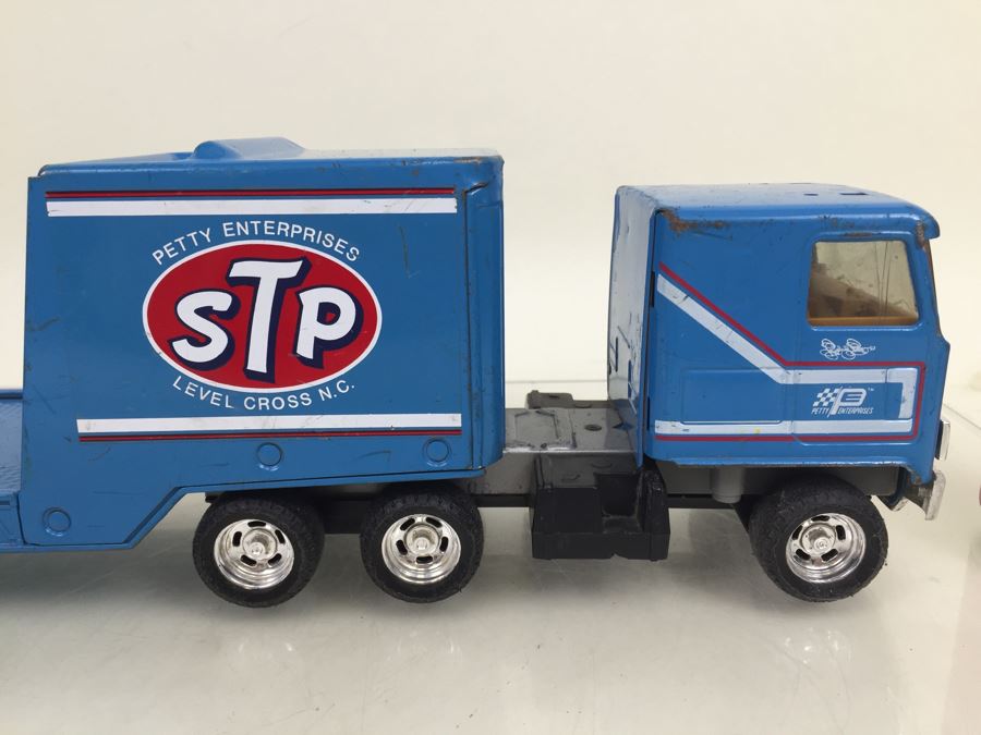 Vintage ERTL Richard Petty STP Semi Truck And Trailer With Broken Wheel [Photo 3]