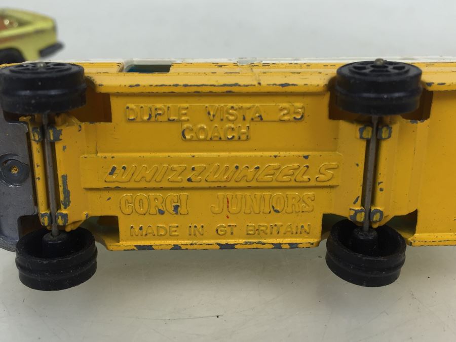 Corgi Juniors Duple Vista 25 Coach + Corgi Rockets Aston Martin D.B.6. [Photo 9]