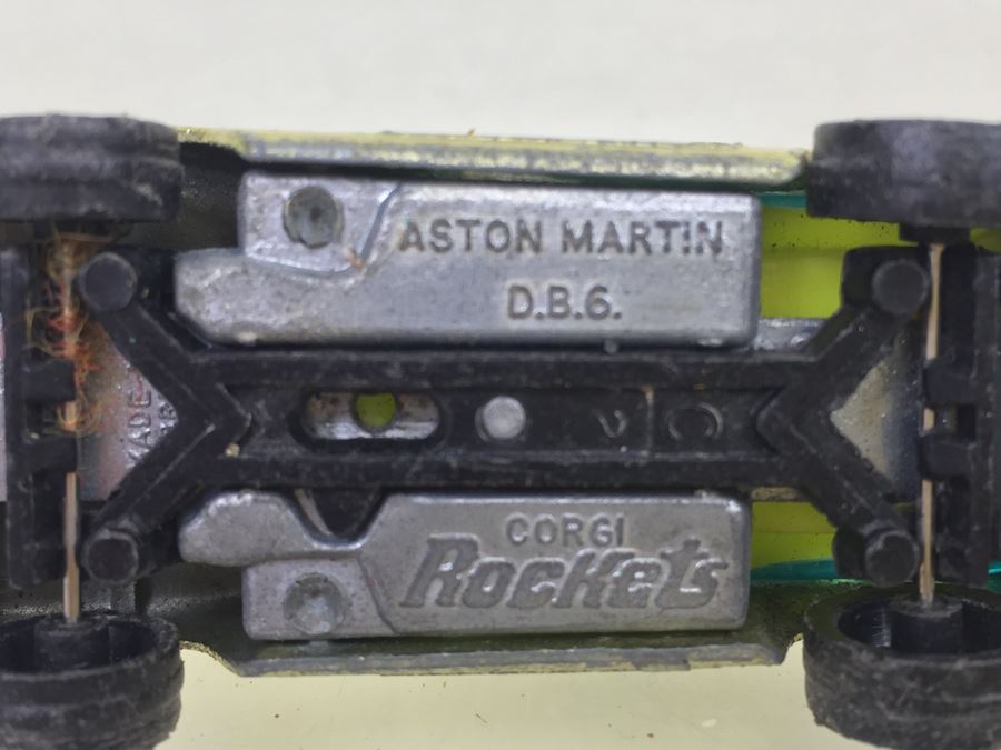 Corgi Juniors Duple Vista 25 Coach + Corgi Rockets Aston Martin D.B.6. [Photo 16]