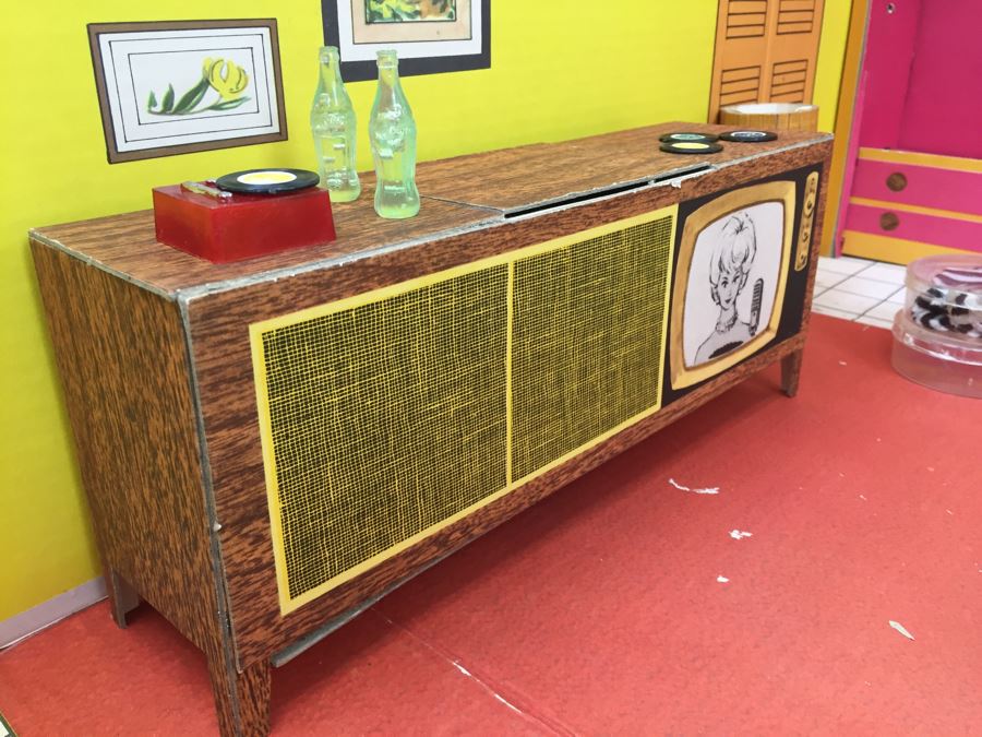 Vintage 1962 Barbie Dream House Mattel With Accessories, Clothing And Original Manual [Photo 23]