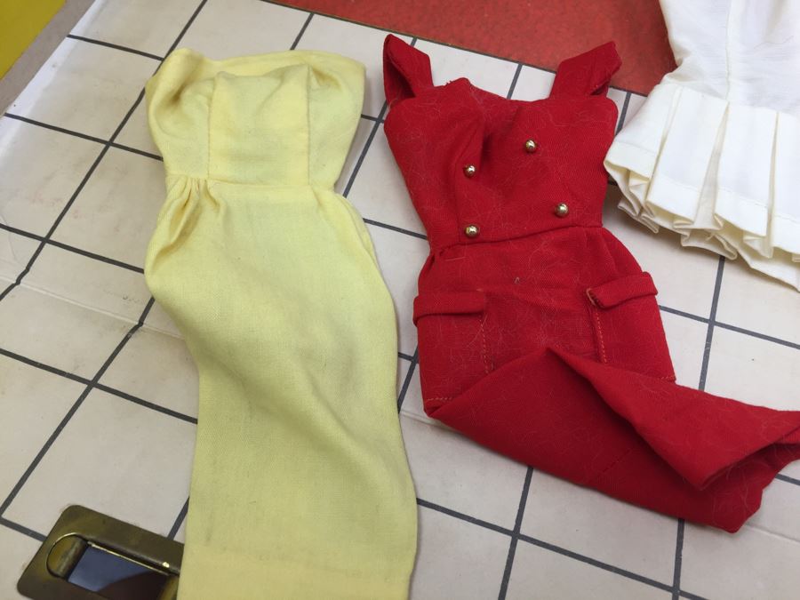 Vintage 1962 Barbie Dream House Mattel With Accessories, Clothing And Original Manual [Photo 30]