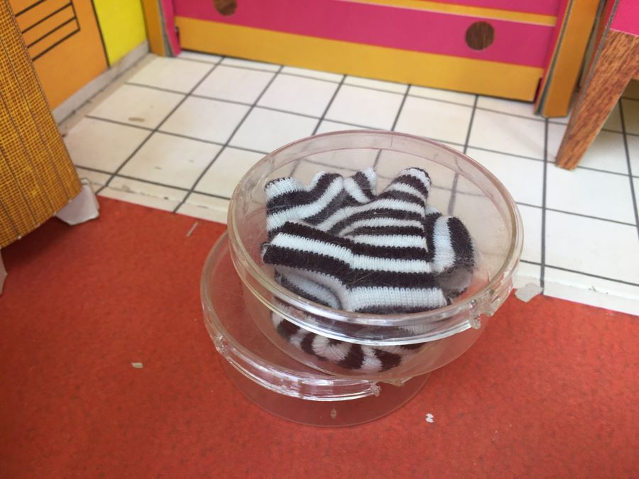 Vintage 1962 Barbie Dream House Mattel With Accessories, Clothing And Original Manual [Photo 20]