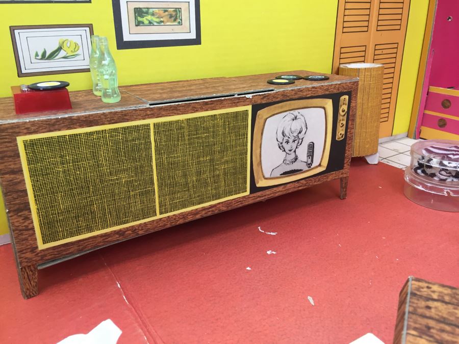 Vintage 1962 Barbie Dream House Mattel With Accessories, Clothing And Original Manual [Photo 24]