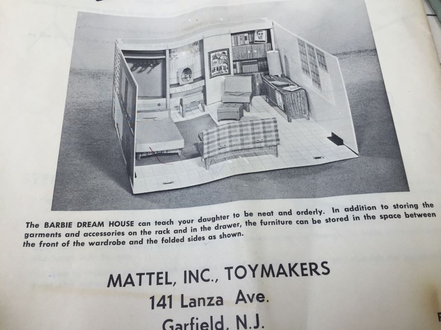 Vintage 1962 Barbie Dream House Mattel With Accessories, Clothing And Original Manual [Photo 45]