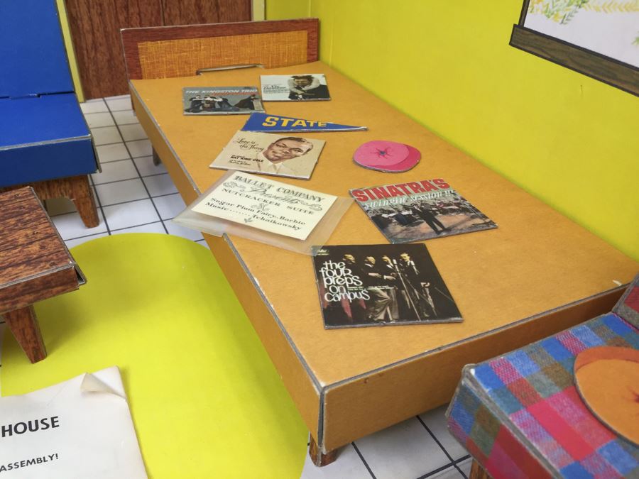 Vintage 1962 Barbie Dream House Mattel With Accessories, Clothing And Original Manual [Photo 15]