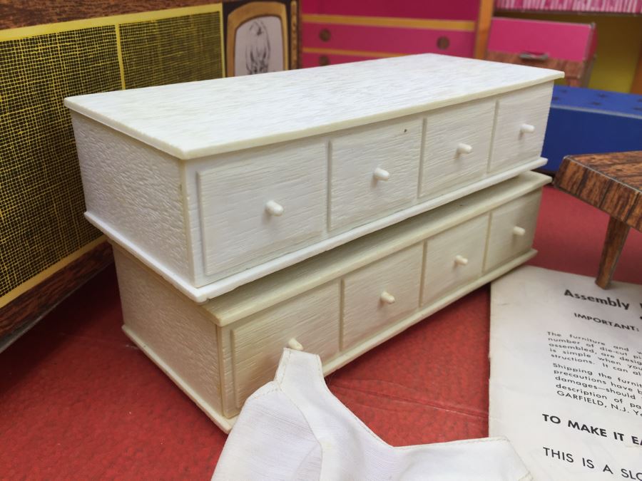 Vintage 1962 Barbie Dream House Mattel With Accessories, Clothing And Original Manual [Photo 28]
