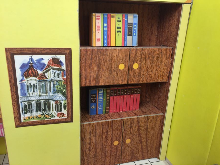 Vintage 1962 Barbie Dream House Mattel With Accessories, Clothing And Original Manual [Photo 17]